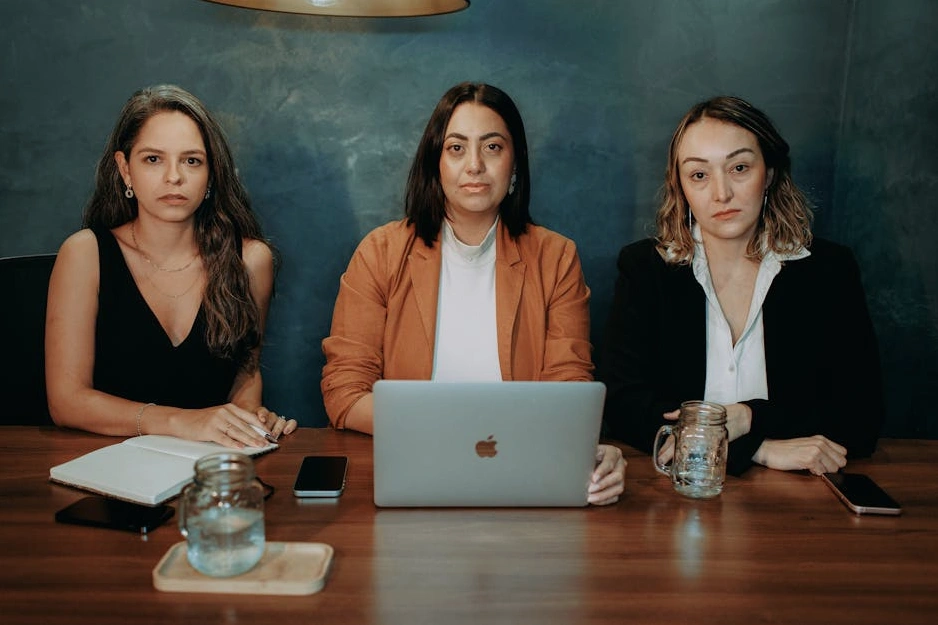 Modernes Büro mit einem Team, das an einer Geschäftsstrategie arbeitet